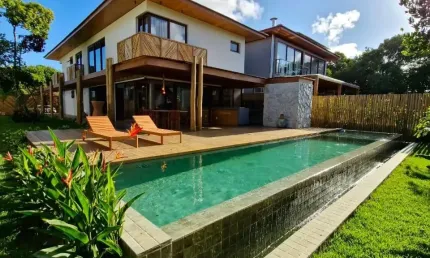 Casa de alto padrão com 5 suítes à venda, porteira fechada, no condomínio praia bella com acesso privativo à praia, localizado na praia do forte - bahia -