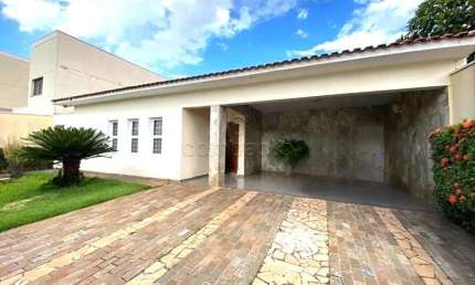 Casa com 3 quartos para alugar na Rua Teodoro Delmonte, Vila São Manoel, São José do Rio Preto