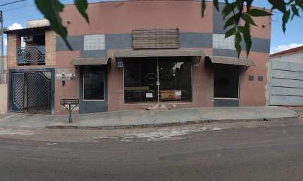 Casa com Comércio na frente no Centro de Monte Aprazível