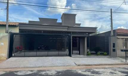 Casa com 3 quartos para alugar na Rua Rodolfo Petrucelli, Parque São Miguel, São José do Rio Preto