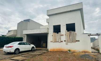Casa 3 suítes em excelente localização no Condomínio