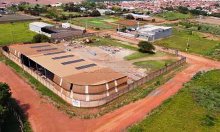 Amplo barracão com 6.257m² de área total e 1.474m² de área útil.
