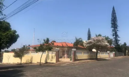 Casa com 4 Quartos e Piscina à venda, 450m² - Garça/SP