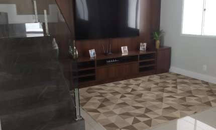 Sobrado reformado - sala integrada - espaço gourmet - 3 dormitorios sendo 1 suite - cozinha planejada - banheiros com box blindex e gabinetes - quintal - 3 vagas de garagens