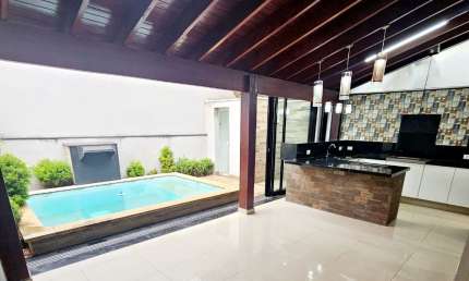Excelente sobrado em condominio-todo reformado com material de 1ª qualidade- 3 dormitórios sendo 1 suite - cozinha planejada - area gourmet - piscina - repleta de armários - 2 vagas de garagens cobert