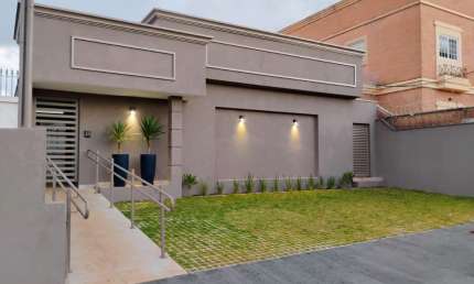 Maravilhosa casa Térrea-comercial estilo neo clássico- iluminação- totalmente reformada- contendo 05 salas - 6 banheiros - 4 vagas de garagem - recepção - rampa de acesso - entrada com portaria dupla.