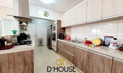 Sobrado sensacional no condominio evidence resort  totalmente reformado com acabamento impecável, rico em móveis planejados, ar condicionado, closet - 3 dormitórios sendo 1 suite com closet-slas integ