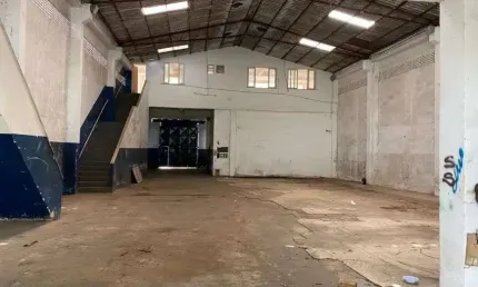 Fv12an - galpão com várias salas e estacionamento para mais de 50 veículos na av roberto camelier