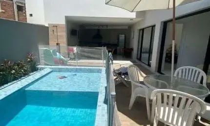 Casa de condomínio para venda tem 370 metros quadrados com 5 quartos