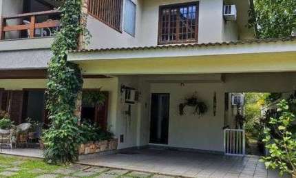 Casa de condomínio para aluguel possui 574 metros quadrados com 5 quartos