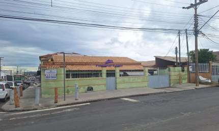 Casa de esquina para Venda CPA II na Av. Pernambuco em Cuiabá/MT.