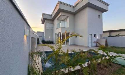 Sobrado no Florais do Valle com 429,04m², de área total, com 3 suítes.
