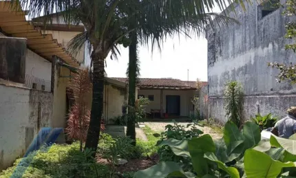 Ubatuba, Estufa I - Casa com 2 dormitórios, em corredor comercial.