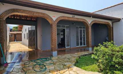 Ubatuba, Centro - Casa com 03 dormitórios, sendo 01 suíte, com terreno de 340 m2 e área de lazer.