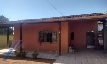 Ubatuba, Estufa I - Casa de esquina com 2 dormitórios, sendo 01 suíte.