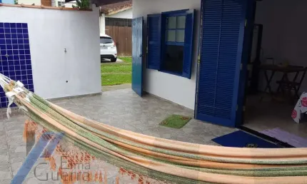 Ubatuba, Itaguá - Casa com 03 dormitórios, sendo 01 suíte, a 100 metros do mar..