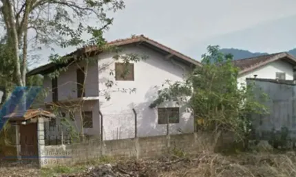Ubatuba, Ressaca - Sobrado com 03 dormitórios, sendo 01 suíte.