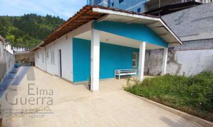 Ubatuba, Toninhas - Casa a 600m da praia com 03 dormitórios, sendo 01 suíte.
