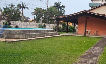 Ubatuba, Toninhas - Casa com 3 dormitórios sendo 01 suite, piscina e área gourmet a 600mts da praia.