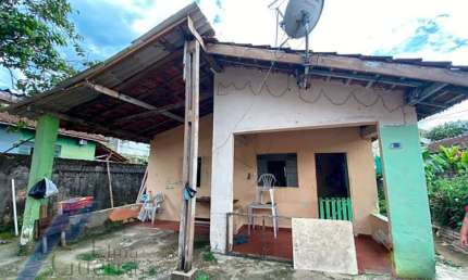 Ubatuba, Centro -  Casa em corredor comercial com 02 dormitorios e terreno de 374 m2, documento de escritura.