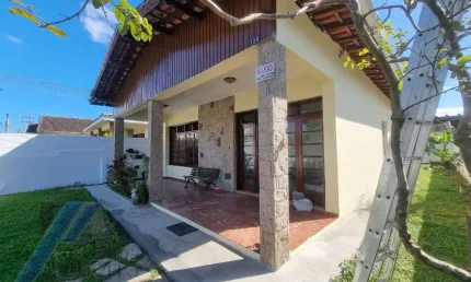 Ubatuba, Cento - Bela casa com 03 dormitórios, terreno de 422 m2 com edícula.