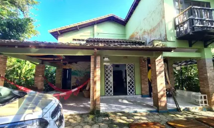 Ubatuba, Vila de Itamambuca - Casa sobrado com 03 dormitorios sendo 01 suite, mais 05 kitinetes.