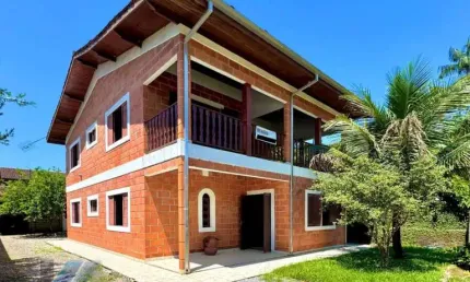 Ubatuba - Ressaca - Linda casa sobrado com 4 dormitorios sendo 02 suites, com terreno de 450 m2.