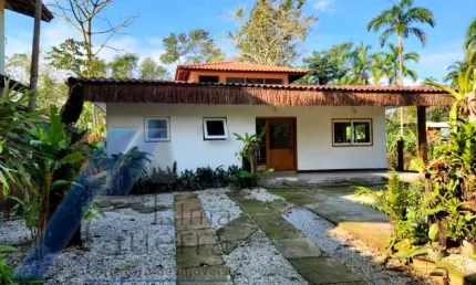 Ubatuba, Ressaca - Casa sobrado com 02 dormitórios, sendo 01 suíte, com area de lazer.