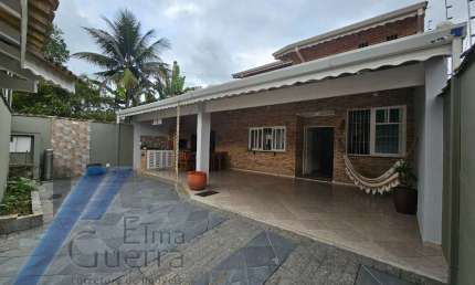 Ubatuba, Itagua - Casa sobrado com 03 dormitórios, sendo 01 suíte.