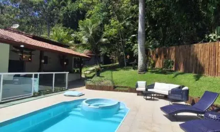 Ubatuba, Toninhas - Casa a 800m da praia com 04 dormitórios, sendo 02 suítes e area de lazer.