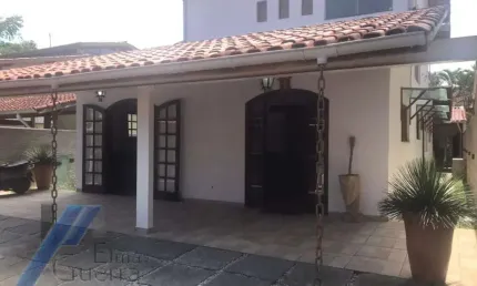 Ubatuba, Itaguá - Casa com 04 dormitórios, sendo 01 suíte.
