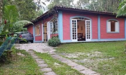 Ubatuba- Horto Florestal - Sitio com excelente edificação, boa localização com cachoeiras e piscinas naturais.