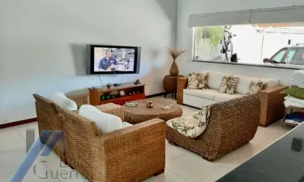 Ubatuba, Toninhas - Casa sobrado mobiliado próximo a praia com 04 suítes e área de lazer.