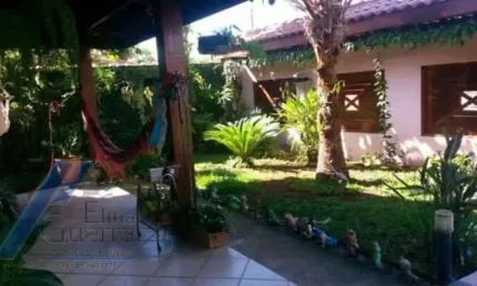 Ubatuba, Praia Grande - Casa com 04 quartos sendo 03 suites, fica a 350 m2 do mar.