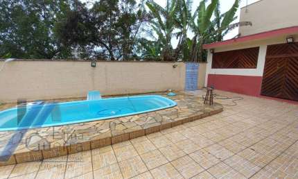 Ubatuba, Centro- Bela casa com 02 dormitórios sendo 01 suite, terreno de 540 m2 com piscina.