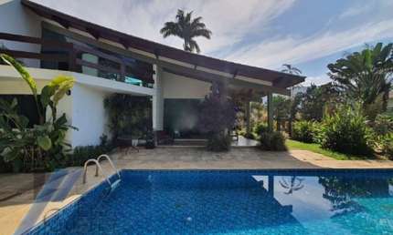 Ubatuba, Itamambuca - Casa com com 05 dormitorios sendo 04 suites com terreno 510 m2, à 100 metros do mar.