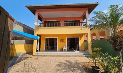Ubatuba, centro - bela casa sobrado, bem localizado com 04 dormitórios sendo 03 suites, terreno de 300 m2.