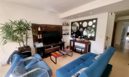 Ubatuba, Estufa II - Casa sobrado geminado com 03 dormitórios sendo 01 suíte.