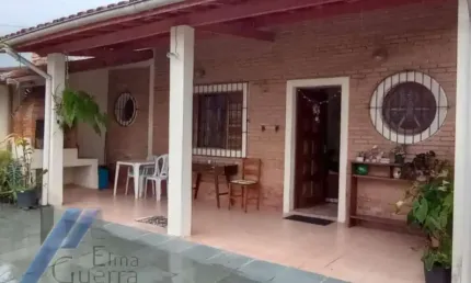 Ubatuba, pereque açu- casa com 02 quartos sendo 01 suite e edicula independente.