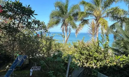 Ubatuba, Ponta das Toninhas - Casa bem localizada com vista total para mar e praia, terreno com 760 m2.