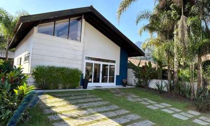 Ubatuba, Condominio Vila - Belíssima casa com 03 dormitorios, sedo 02 suite, com área de lazer - Portaria 24 horas
