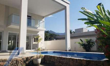 Ubatuba, Horto - Con. Villa Verde, Belíssima casa com 04 dormitórios sendo 01 suíte e área de lazer.