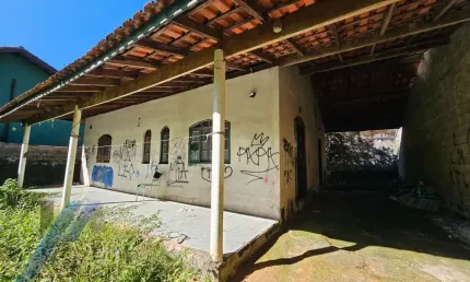 Ubatuba, Ressaca - Casa inacabada com 02 dormitórios, sendo 01 suíte, precisa de reforma.
