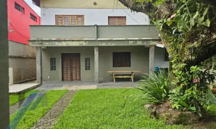 Ubatuba, Itagua - Casa sobrado bem localozado com 04 dormitórios a 100 metros do mar.