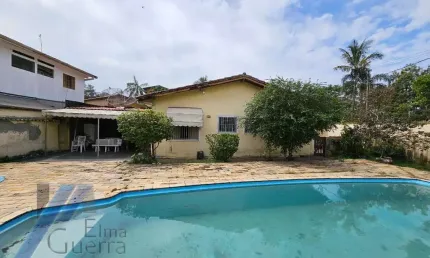 Ubatuba, Praia do Tenório - Belíssima casa de esquina com 602m², com área de lazer, a 150 metros da praia.
