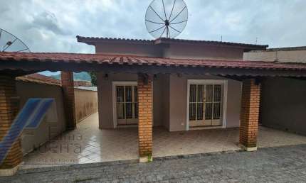 Ubatuba, Pereque Açu - Casa bem localizada com 03 dormitorios sendo 01 suite.