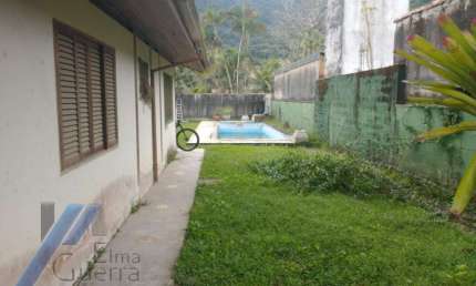 Ubatuba, Ressaca - Casa com 03 dormitorios, terreno de 450m² e área construída de 170m².