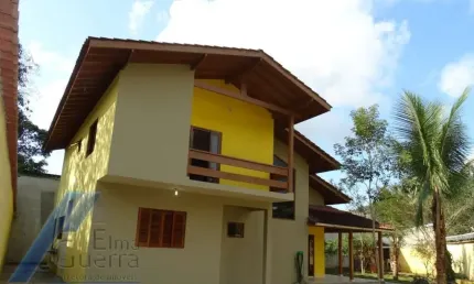 Ubatuba, Jardim Carolina - Linda Casa asobradada com 03 Dormitórios, sendo 02 suites, com terreno de 366m2.