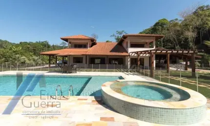 Ubatuba - Ressaca - Linda casa com 06 dormitorios sendo 04 suítes e área de lazer, com 5.000 m2 de terreno.