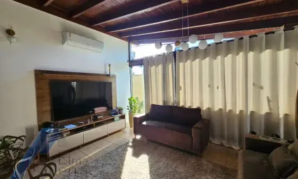 Ubatuba, Jardim Carolina - Casa com 03 dormitórios, sendo 02 suítes com terreno de 450 m2.